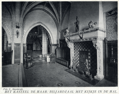 94598 Interieur van kasteel De Haar te Haarzuilens (gemeente Vleuten): de biljartkamer met schouw, meubilair en ...